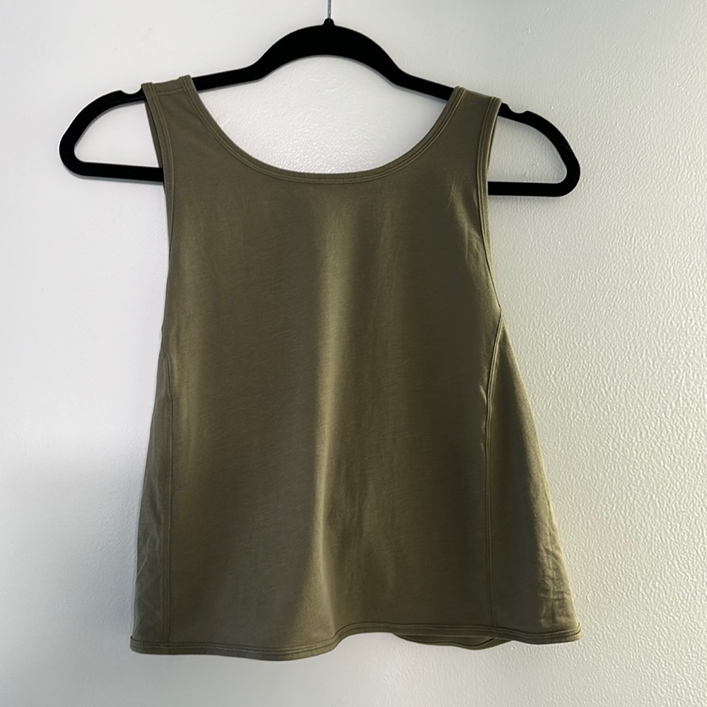 Lululemon cross back cropped tank top. Color dark forest. Size 8